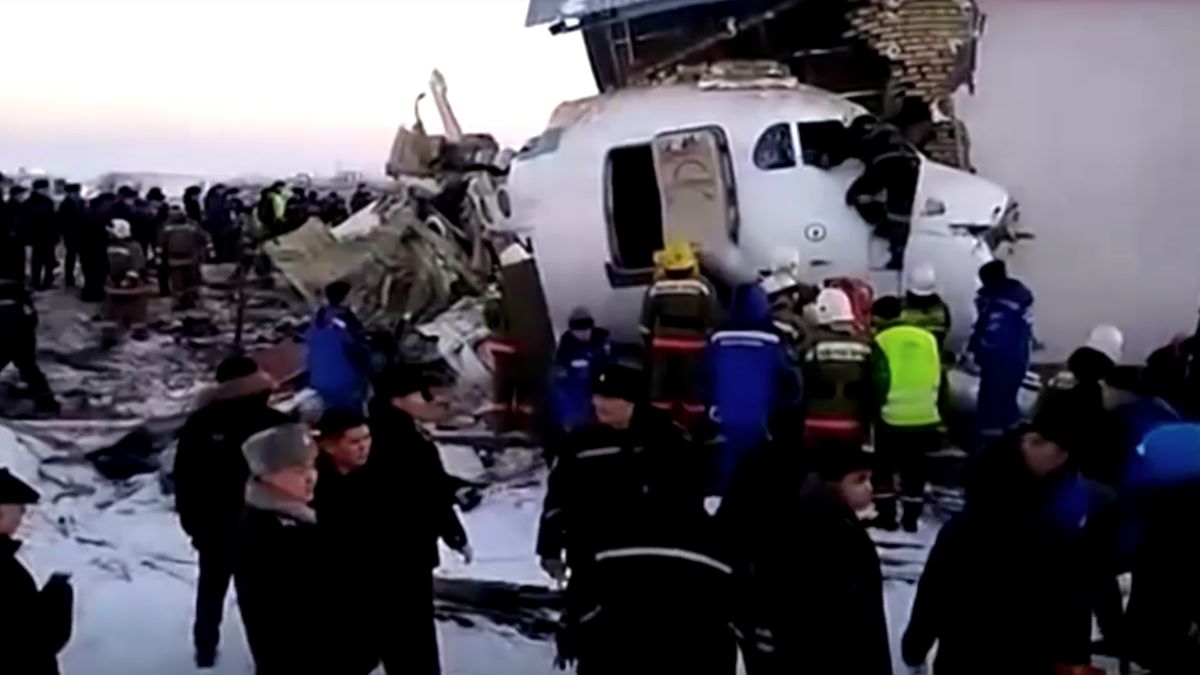 Kazachstán: 15 lidí zahynulo po zřícení dopravního letadla
